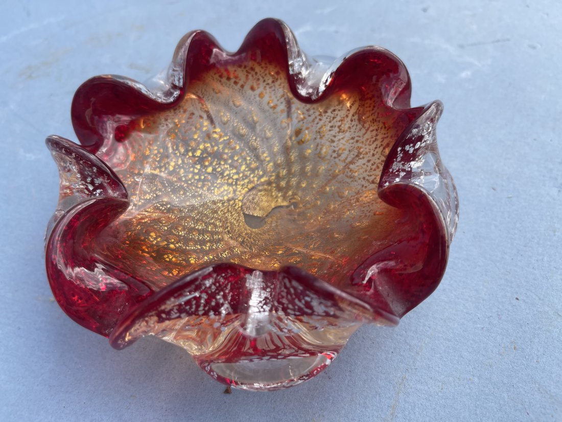 A Hand blown Art Glass ASHTRAY: A Hand blown Art Glass ASHTRAY.