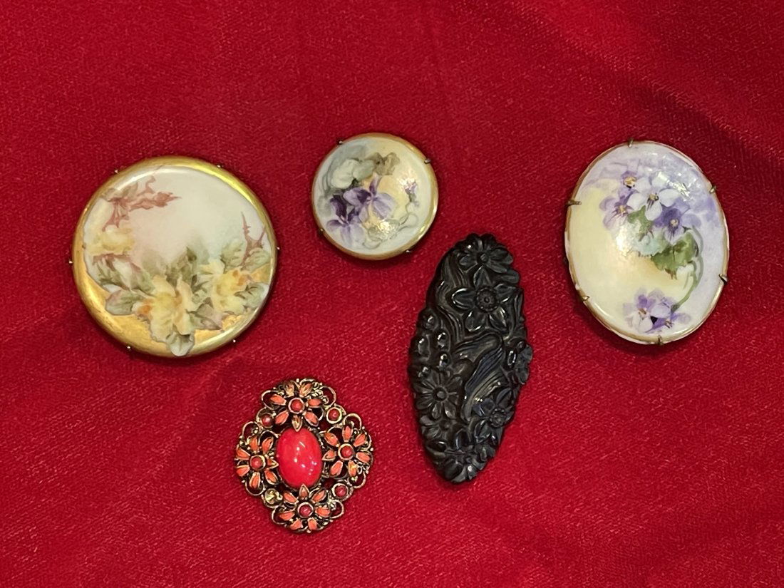A group of 5 vintage Brooch decorative custom jewelry (1 of 12)