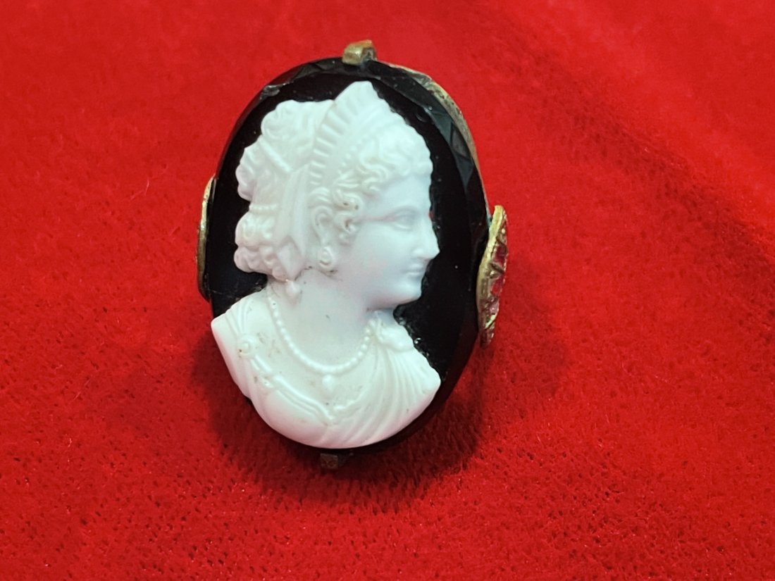 A Victorian Antique Cameo Ladies Ring (1 of 12)