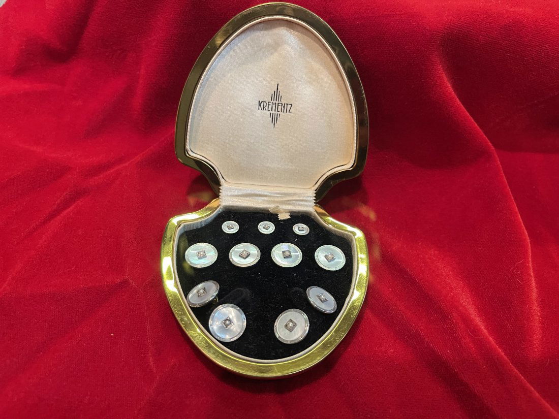 Krementz buttons in presentation box (1 of 13)