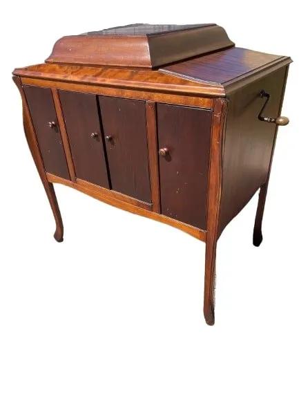 Victor Victrola Gramophone Record Player in Cabinet: A Victrola Gramophone Record Player in Cabinet manufactured by Victor Victrola talking Machine of Camden NJ USA. Model V V-260 862.This lot included many records in their album cover and many back up