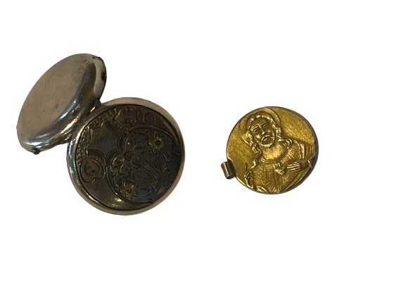 Antique gold locket pendant with Jesus medal inside: Antique gold locket pendant with Jesus medal inside, A Locket pendant with a double sided gold medal inside.