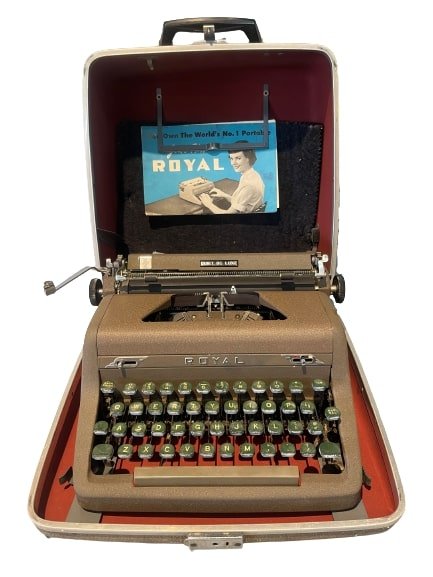 A VINTAGE ROYAL TYPEWRITER  QUITE DE LUXE IN ORIGINAL CASE (1 of 20)