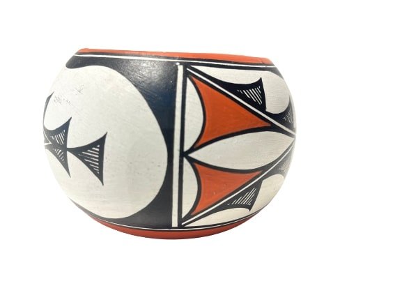HIB LENTE ISLETA NM SIGNED POT: A Hib Lente Isleta New mexico hand made clay pot. inscribed in the bottom HIB LENTE ISLETA NM . measures 3 inches tall by 4 inches in diameter.