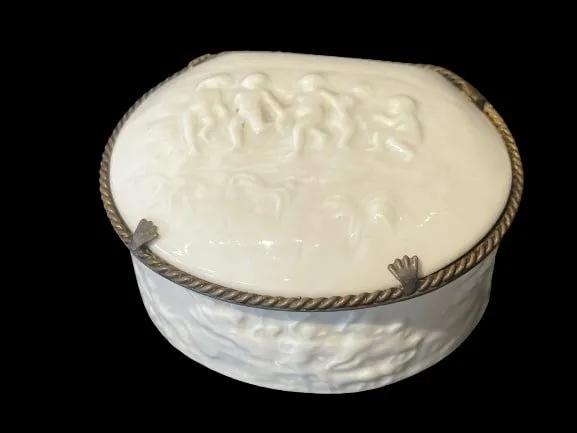 An Italian Capodimonte Porcelain small trinket box: An Italian Capodimonte Porcelain small trinket box. Measures 3 inches.