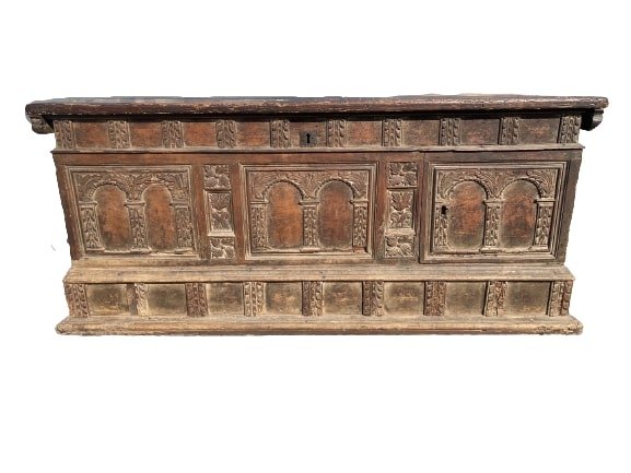 18th century Italian Renaissance Cassone carved chest: Early 18th century Italian Renaissance Cassone carved wedding chest. Dimensions Height: 24 inches tall, Width: 54 inches, Depth: 21 inches.Comes with a hidden door that opens up to three draw shelves 