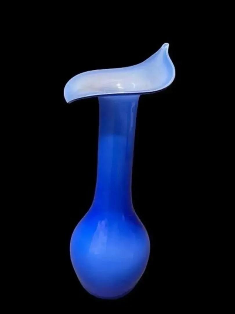 A decorative art glass vase (1 of 11)