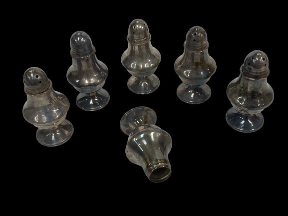 Sterling Silver Salt & pepper shakers: Sterling Silver Salt & pepper shakers in an original presentation box. Set of six but one is missing a cap.