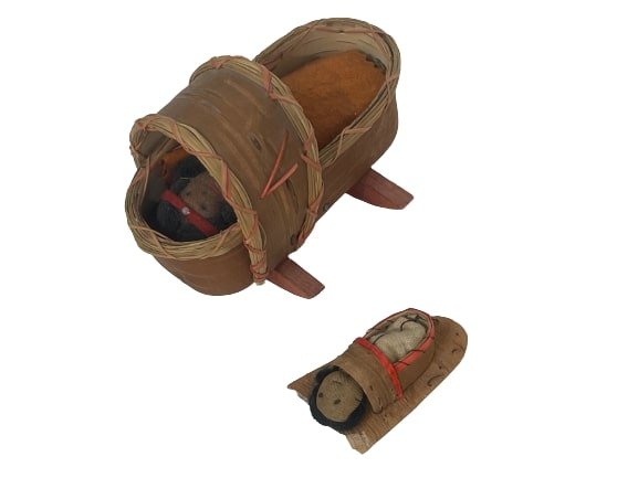 Native American baby doll cribs: Native American baby doll cribs. Two small Native American baby dolls & cribs. Unique vintage decorative objects & toys.