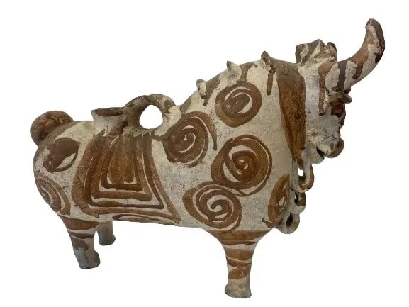 Old Torito de Pucara Peruvian Terracotta Bull Pottery wine Vessel: Old Torito de Pucara Peruvian Terracotta Bull Pottery wine Vessel. A primitive looking Bull vessel shape vase. Unable to determine the age. Selling as an old lot. A unique decorative object measuring 