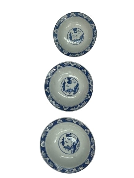 Set of three Asian porcelain blue & white bowls (1 of 14)