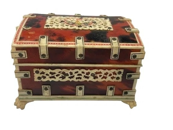 Antique Anglo Indian Vizagapatam Jewelry box & cover: Antique 19th century Anglo Indian Vizagapatam 19th century Ivory & Tortoiseshell Jewelry Box & Cover. The box, of rectangular form, stands on four bone claw feet. The exterior is overlaid on all sides
