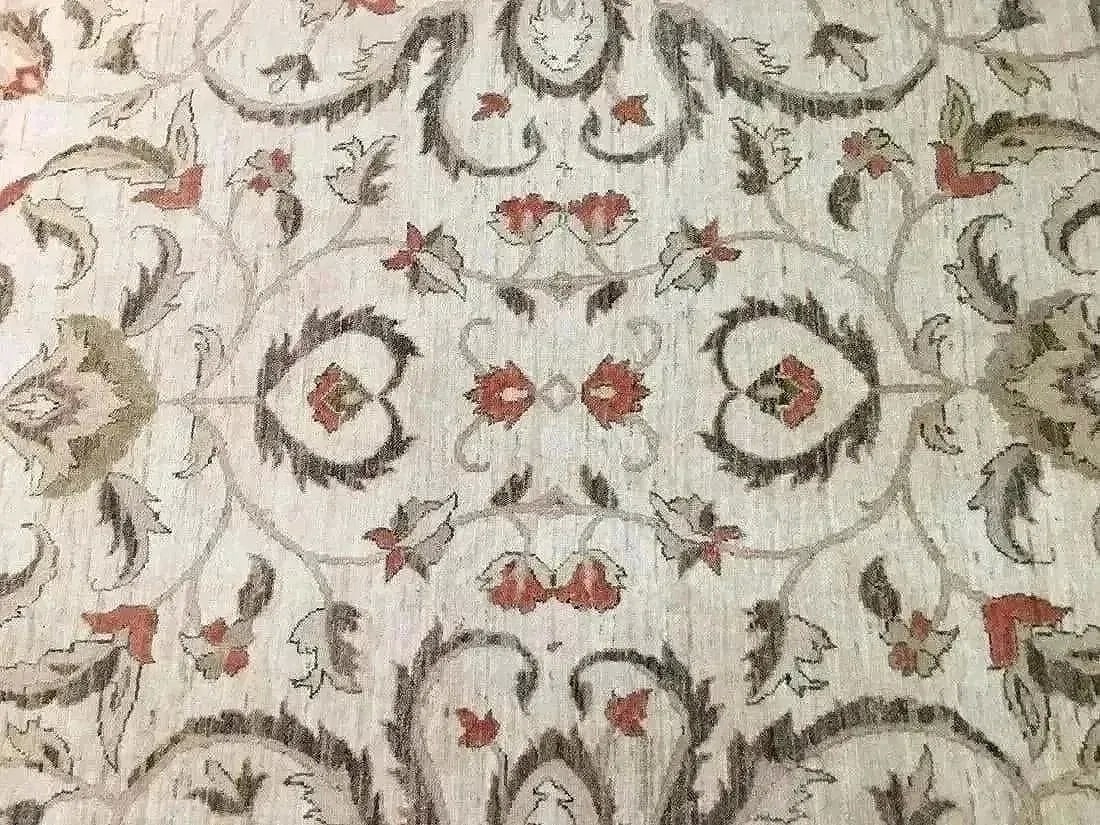 Hand woven pakistan chobi Agra room size rug: A hand woven PAKISTAN CHOBI rug Measuring 6 ft 11 inches wide by 9 ft 7 inches long.