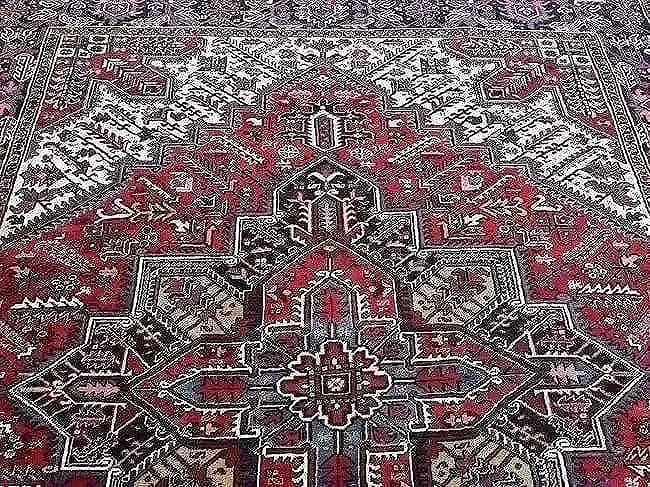Persian Heriz rug: A persian Heriz rug measuring 8 ft 7 inches wide by 10 ft 8 inches long.