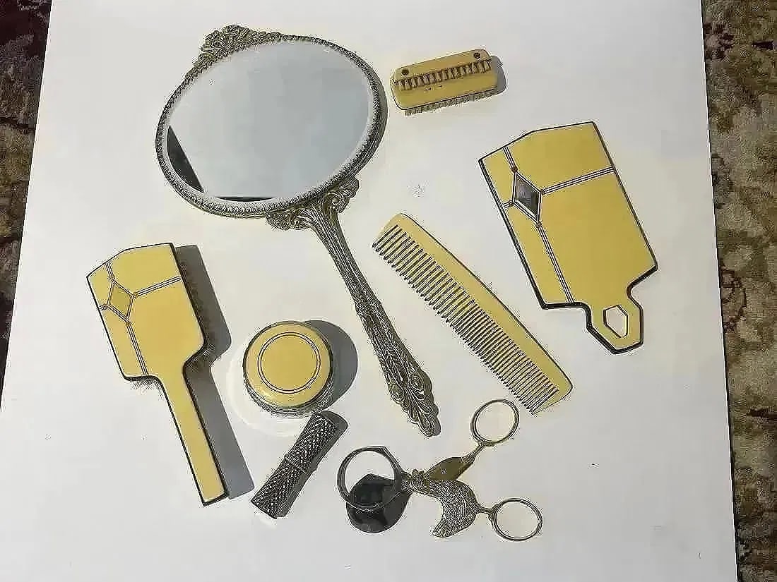 Vintage Vanity set items - 2