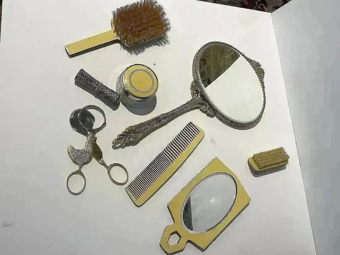 Vintage Vanity set items - 6