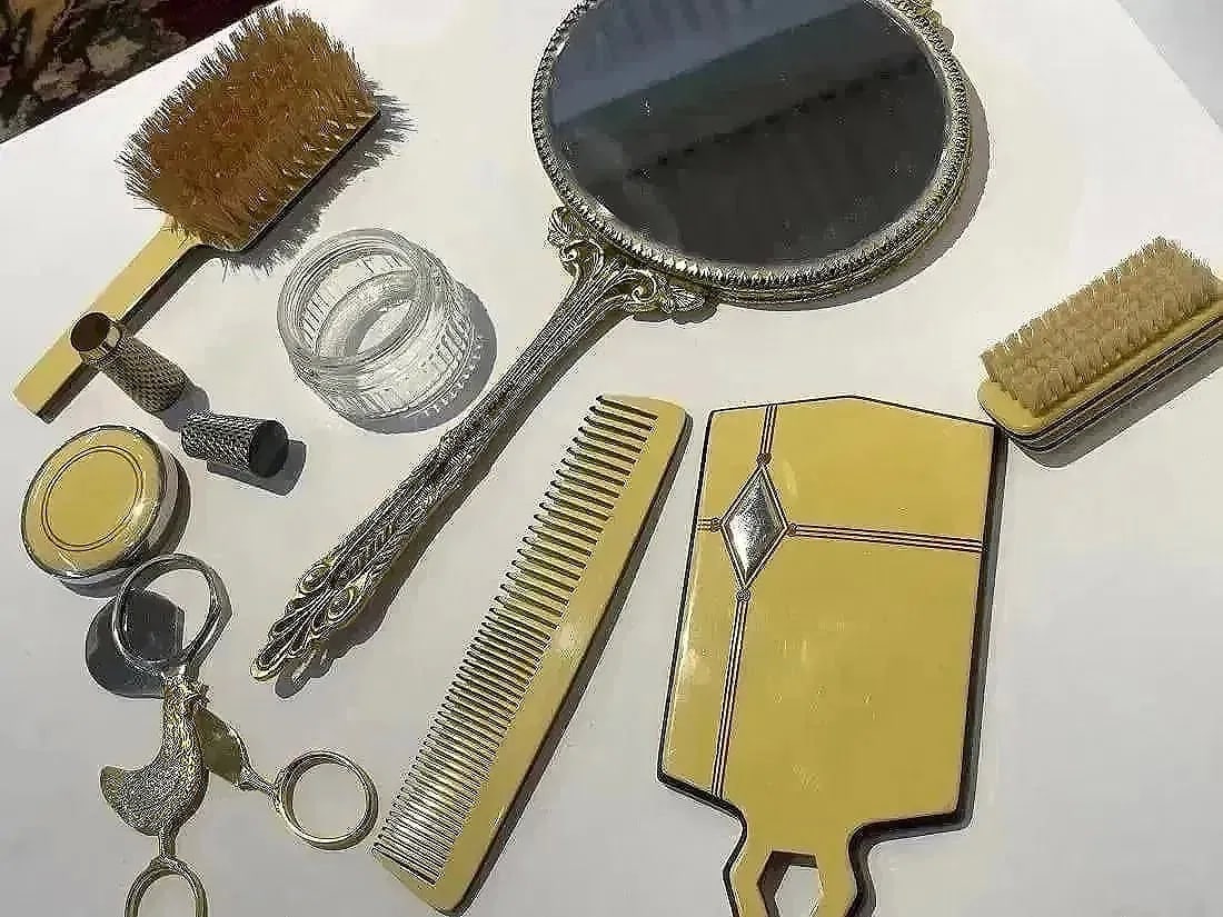 Vintage Vanity set items - 9