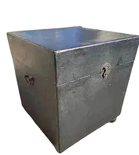 A square blanket chest trunk (1 of 9)