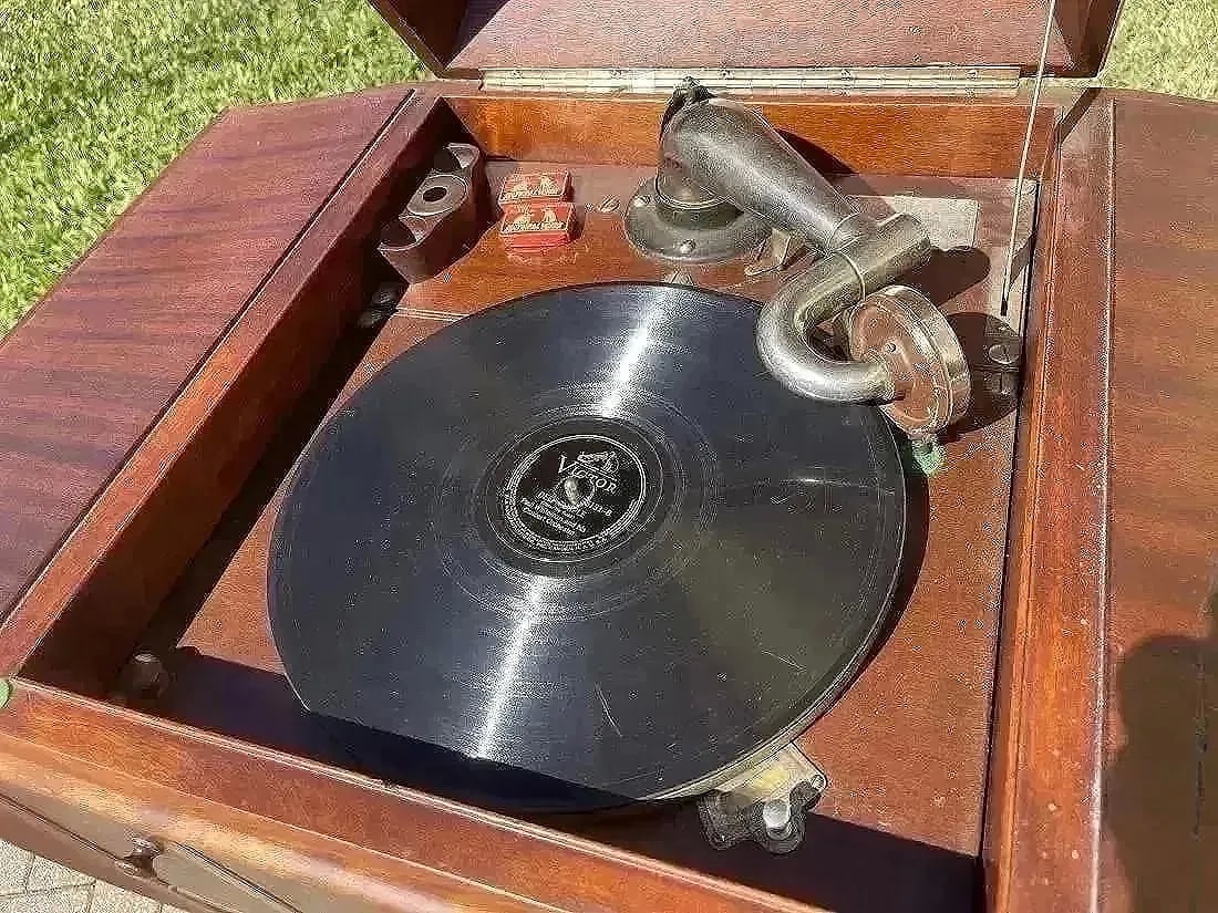 Victor Victrola Gramophone Record Player in Cabinet - 12