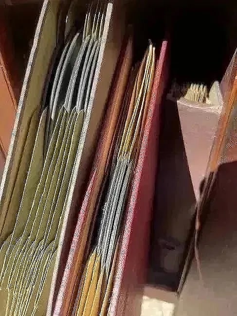 Victor Victrola Gramophone Record Player in Cabinet - 13