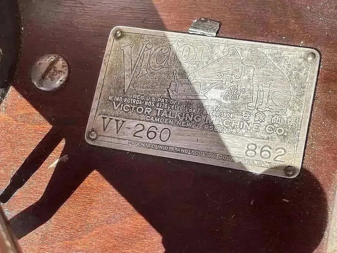 Victor Victrola Gramophone Record Player in Cabinet - 16