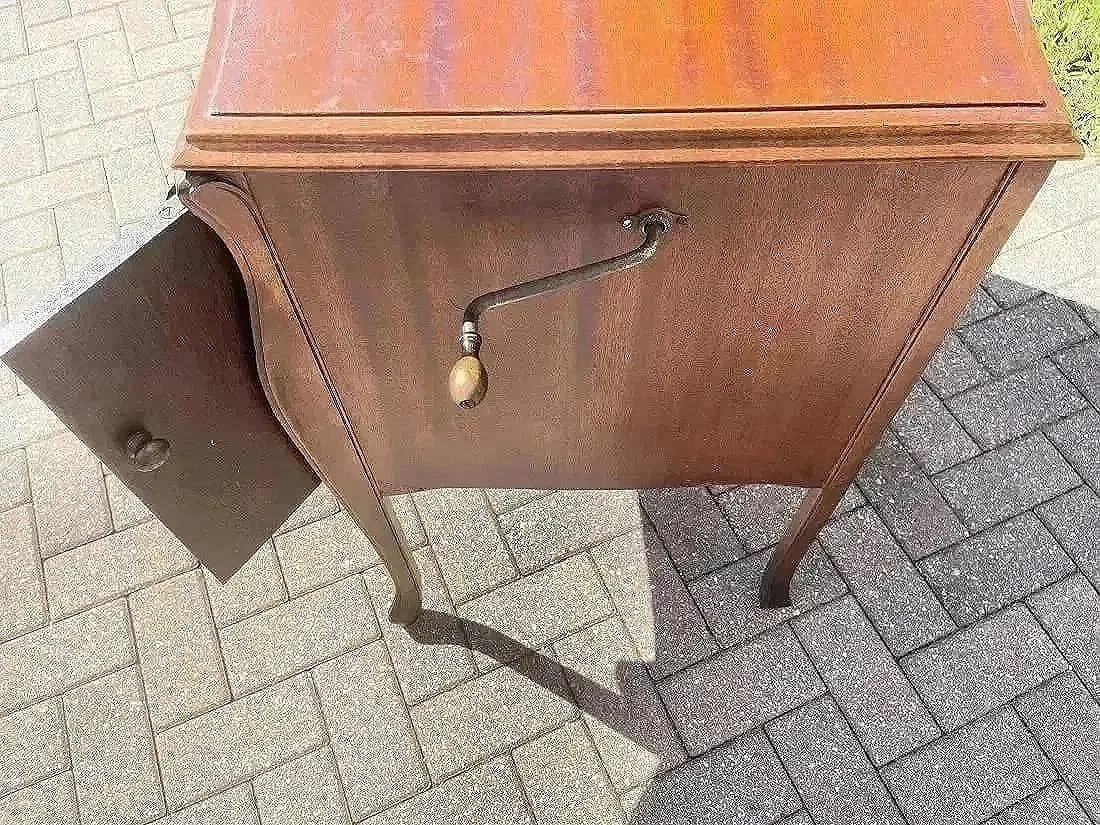 Victor Victrola Gramophone Record Player in Cabinet - 18