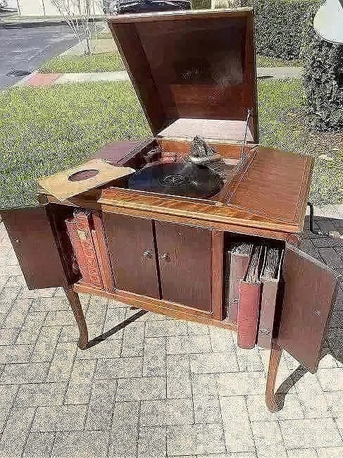 Victor Victrola Gramophone Record Player in Cabinet - 19