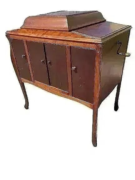 Victor Victrola Gramophone Record Player in Cabinet (1 of 19)