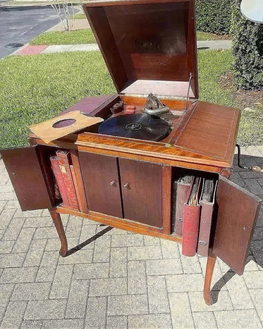 Victor Victrola Gramophone Record Player in Cabinet - 2