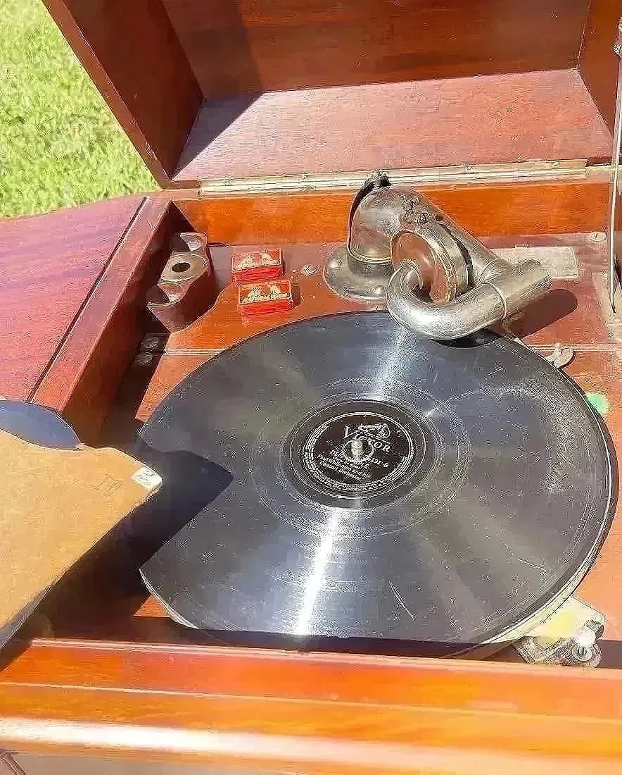 Victor Victrola Gramophone Record Player in Cabinet - 5
