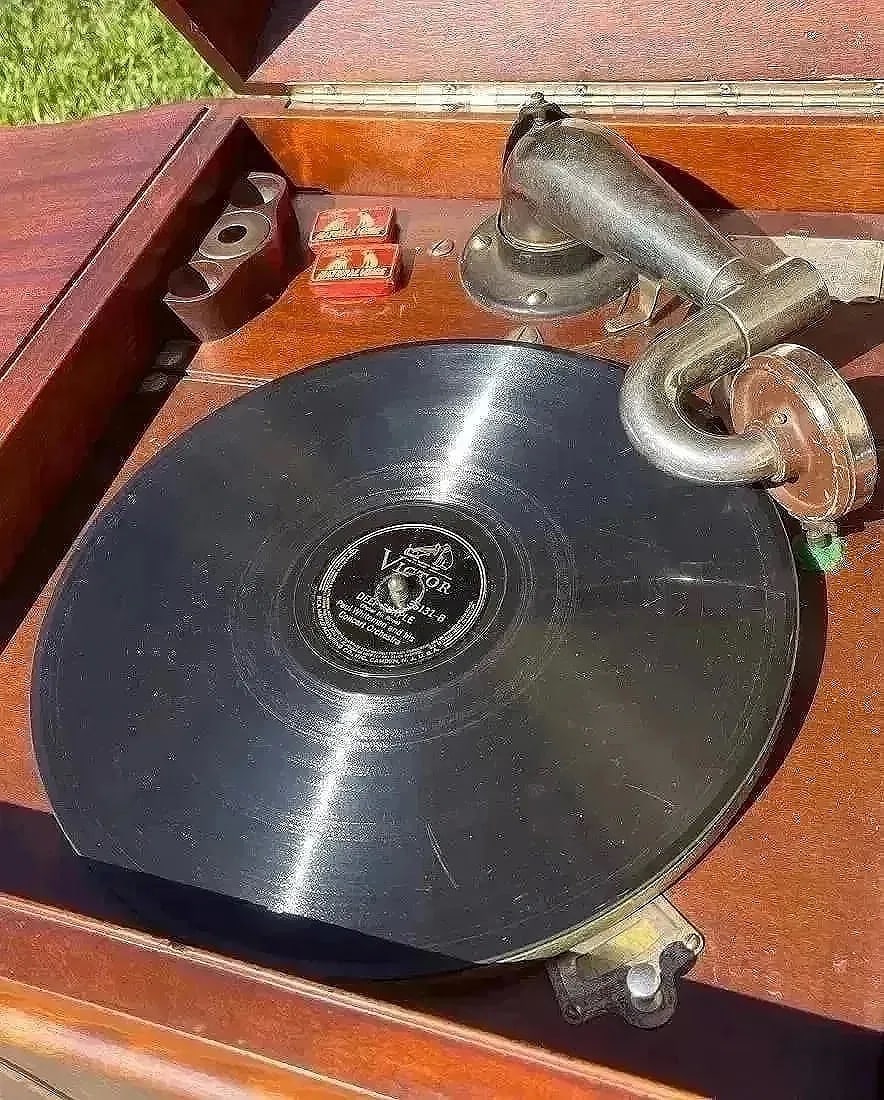 Victor Victrola Gramophone Record Player in Cabinet - 6