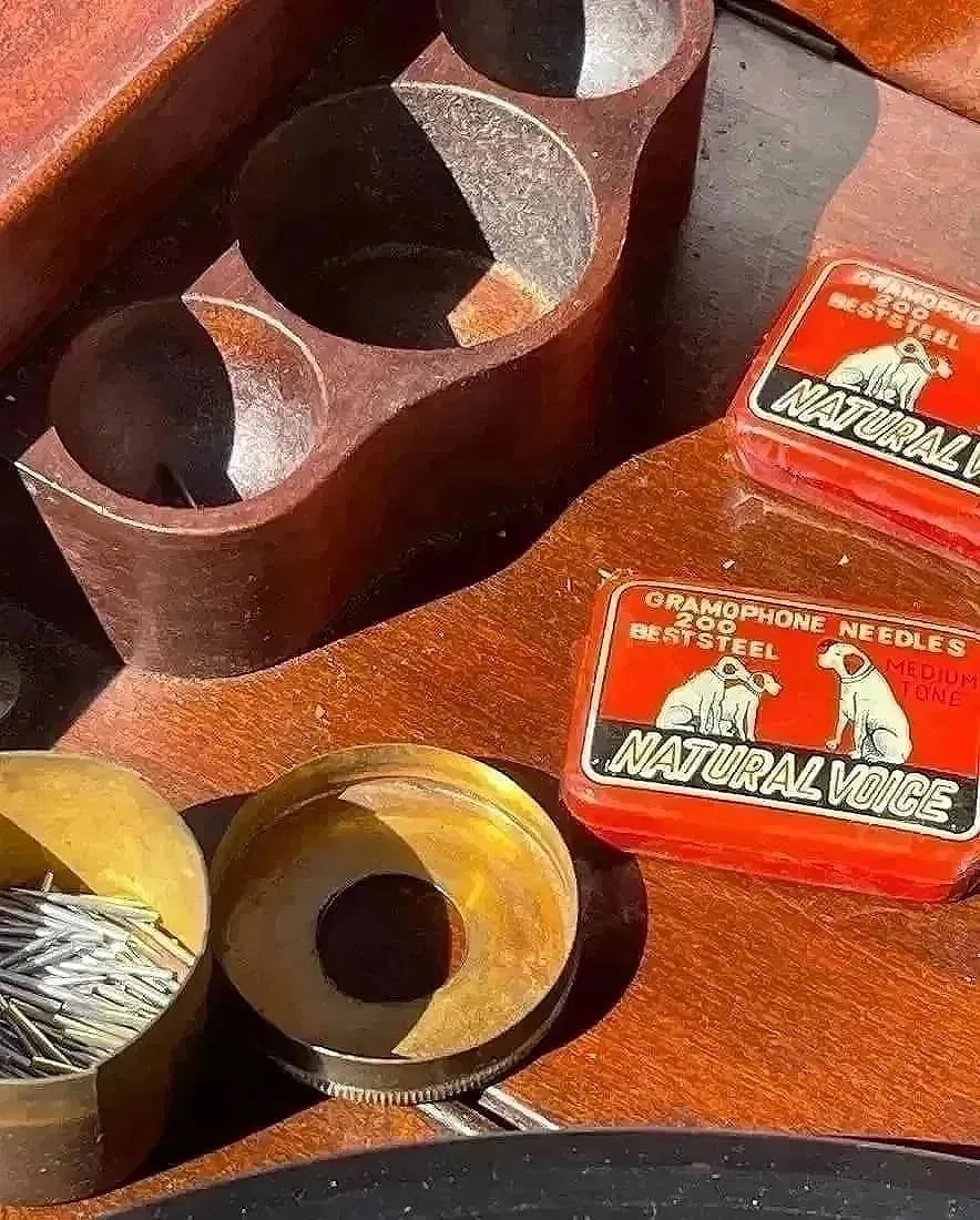 Victor Victrola Gramophone Record Player in Cabinet - 7