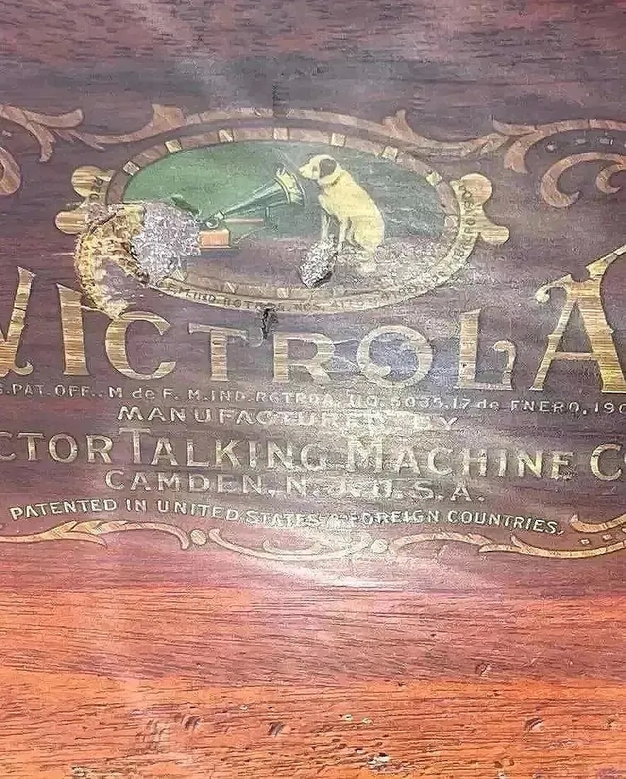 Victor Victrola Gramophone Record Player in Cabinet - 8