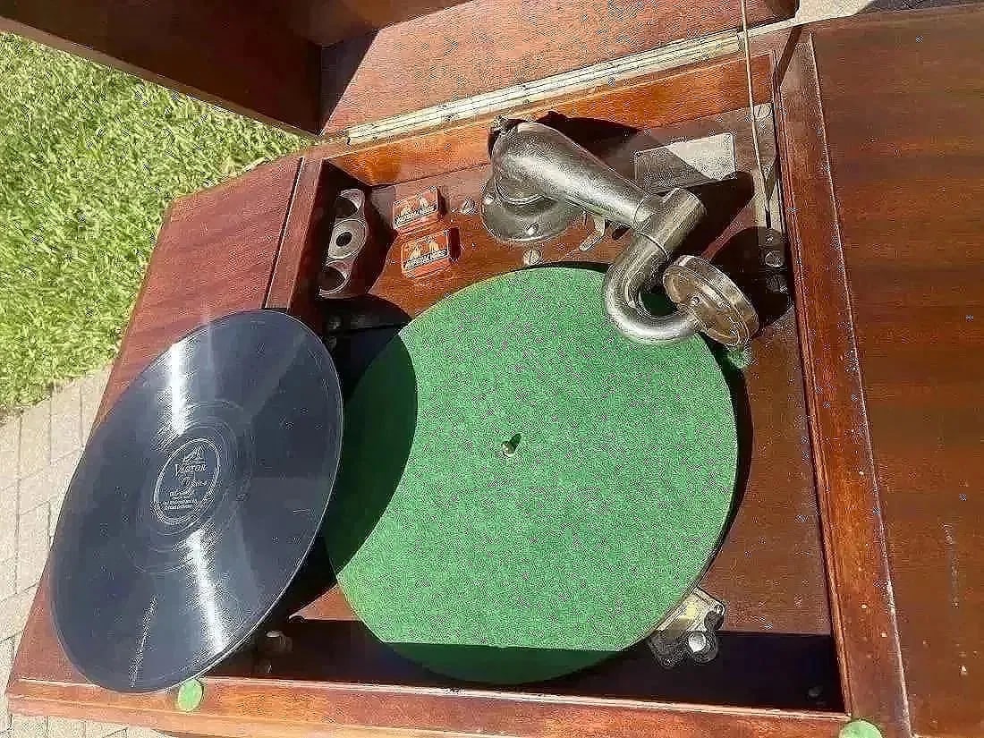 Victor Victrola Gramophone Record Player in Cabinet - 9