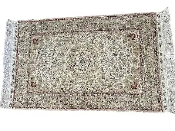 A pure SILK hand woven rug: A pure SILK hand woven rug measuring 3 feet 2 inches wide by 5 feet 1 inch long. A pure Silk on Silk Hereke design hand woven rug.Please read the condition report below before placing your bid. All lo