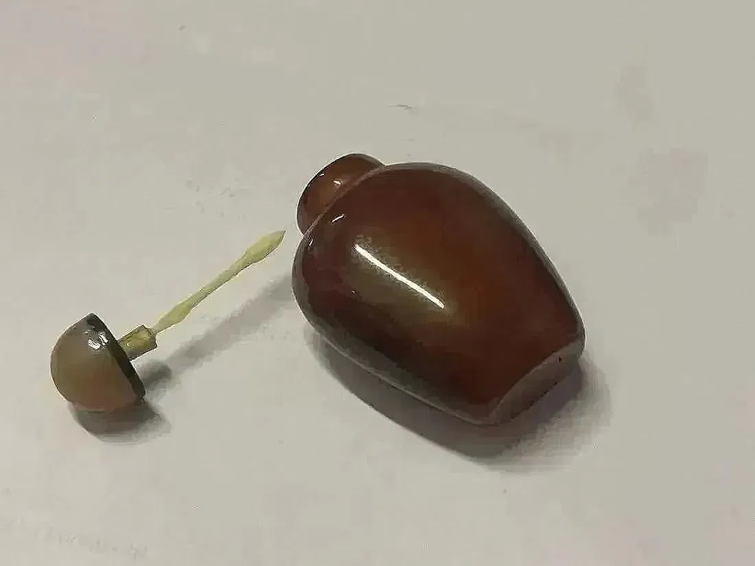 A Chinese snuff bottle - 11