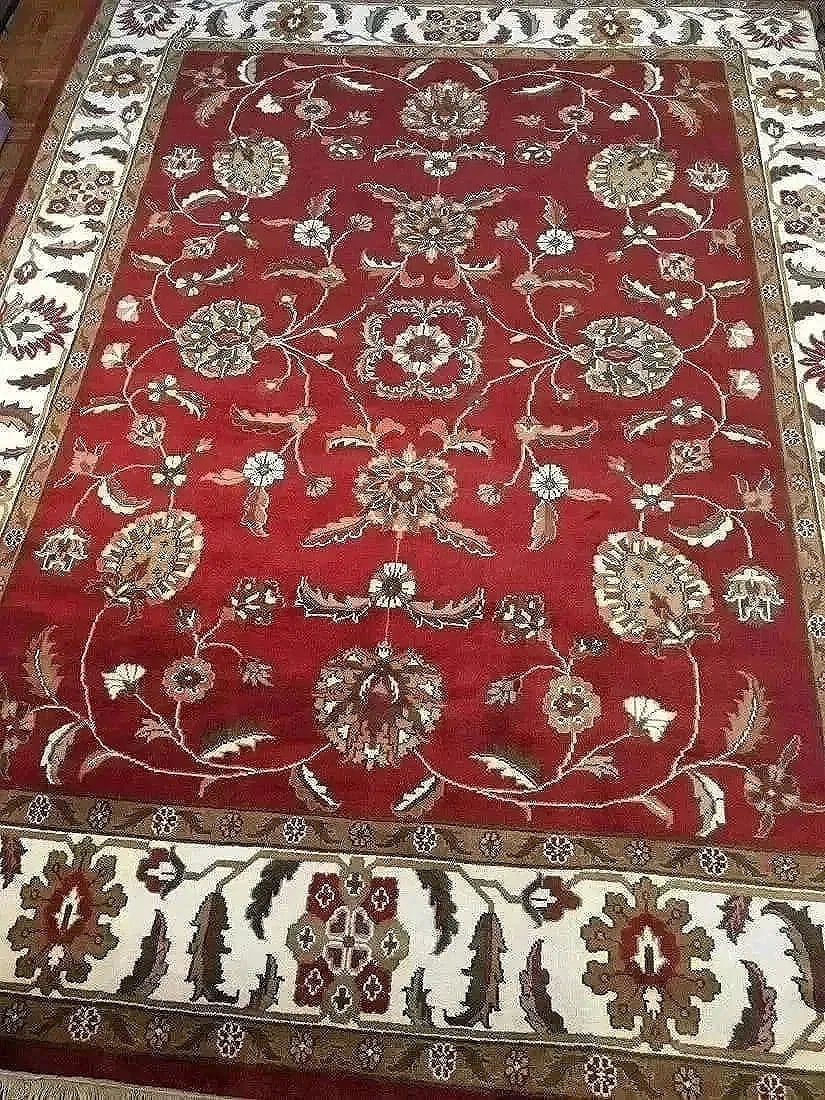 Indian Agra Mahal wool rug: A hand woven Indian Agra Mahal wool Rug. Measuring 9 ft wide by 12 ft long.