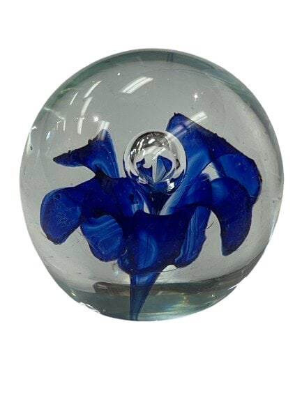 Italian art Glass Paperweight: Italian art Glass Paperweight with Blue flower and controlled bubble.