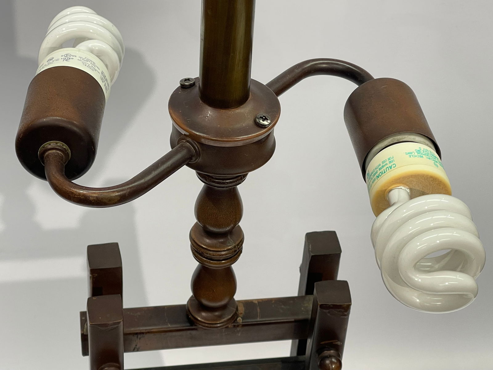 A Frank Lloyd Wright style single column lamp - 10