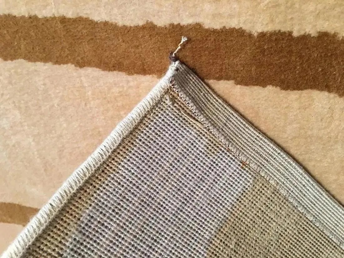 A Machine made Contemporary rug - 4