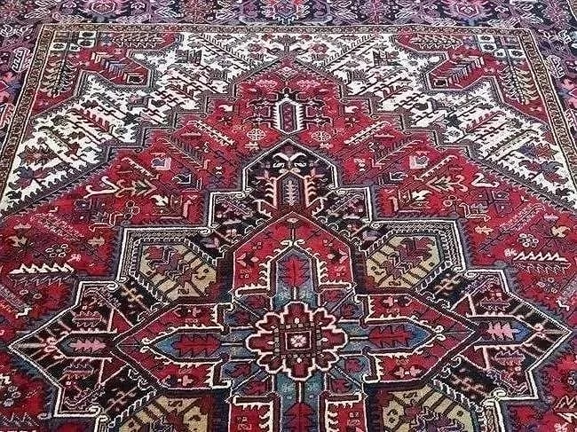 Persian Heriz rug: A persian Heriz rug measuring 8 ft 7 inches wide by 10 ft 8 inches long.