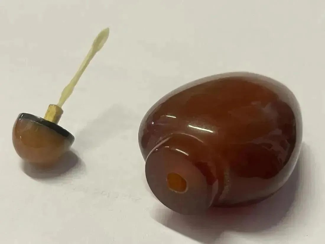 A Chinese snuff bottle - 8