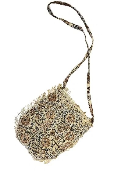 A Persian Isfahan Ghalamkar Hand Printed Ladies purse: A Persian Isfahan Ghalamkar ladies Hand Printed cloth purse.A hand stamped & crafted Persian Isfahan ladies purse. measuring 12 inches by 14 inches not including the band handle.