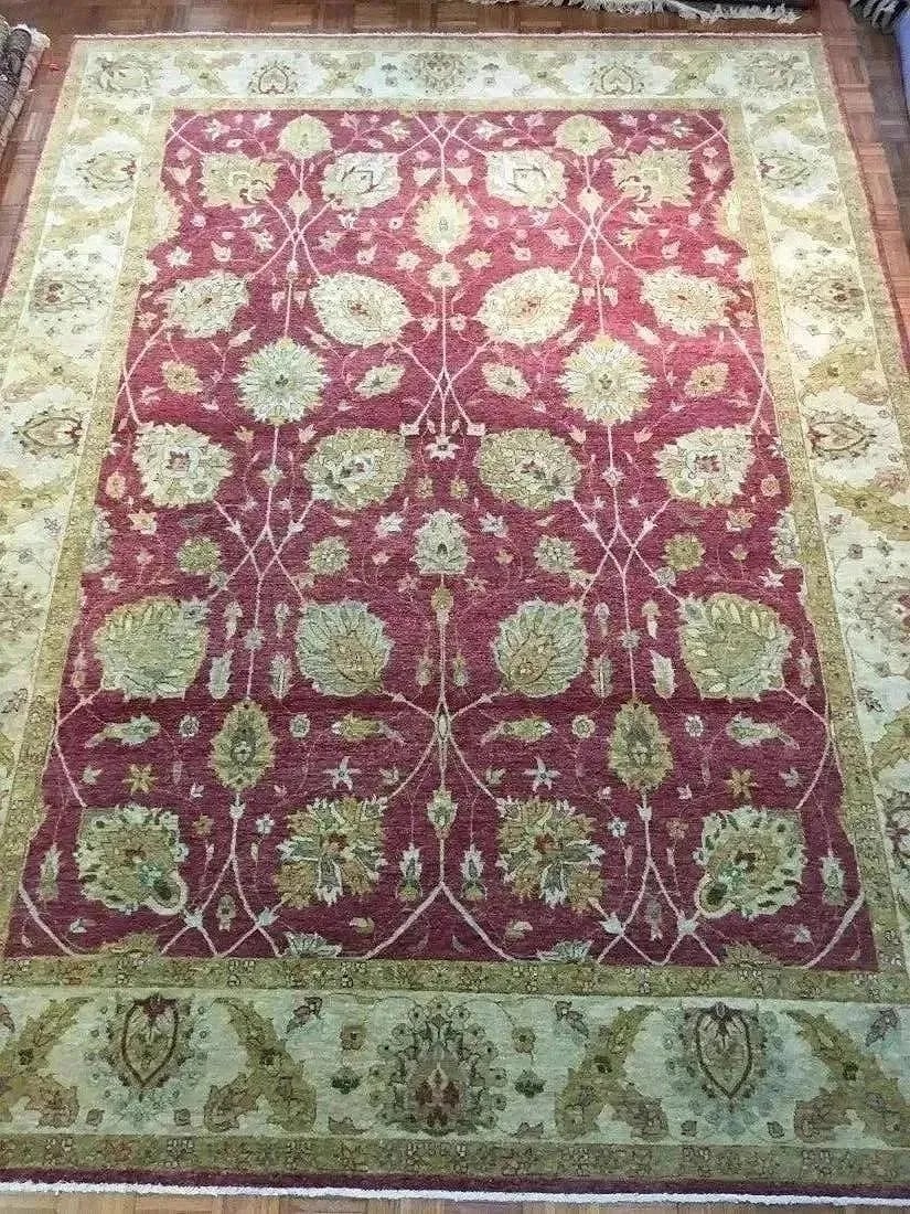 A handwoven Indian Agra wool Rug: A hand woven Indian Agra rug Measuring 9 ft wide by 12 ft 1 inches long.