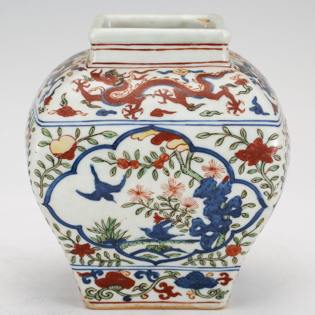 CHINESE MING DYNASTY WUCAI PORCELAIN JAR (1 of 9)