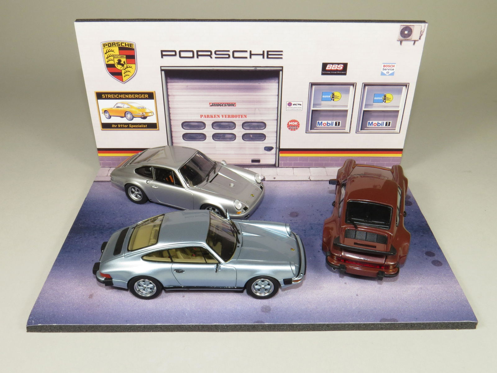 Set of Three 1:43 scale Porsche Models with Diorama (1 of 8)