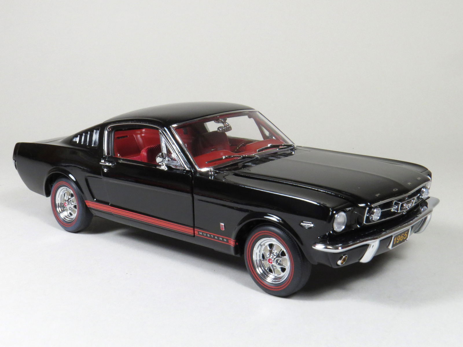 1965 Ford Mustang GT Fastback Model -1:24 Scale (1 of 4)