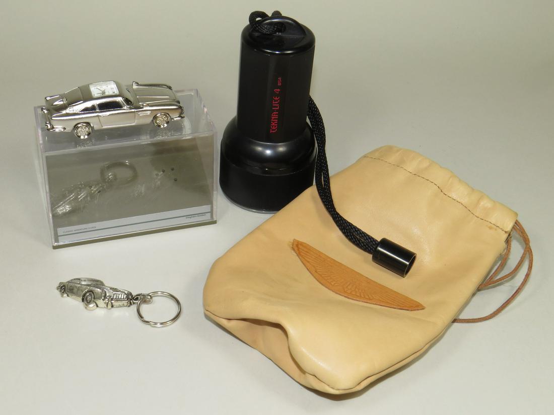 Aston Martin DB5 Desk Clock, Key Ring & Flashlight (1 of 4)