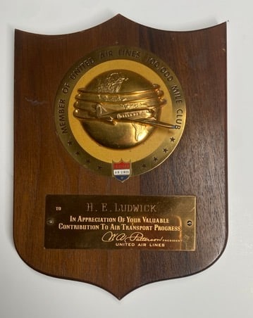 UnIted Airlines 100,000 MIle Club Plaque RARE: UnIted Airlines 100,000 MIle Club Plaque RARE mesures 8.75 x 6.5 inches