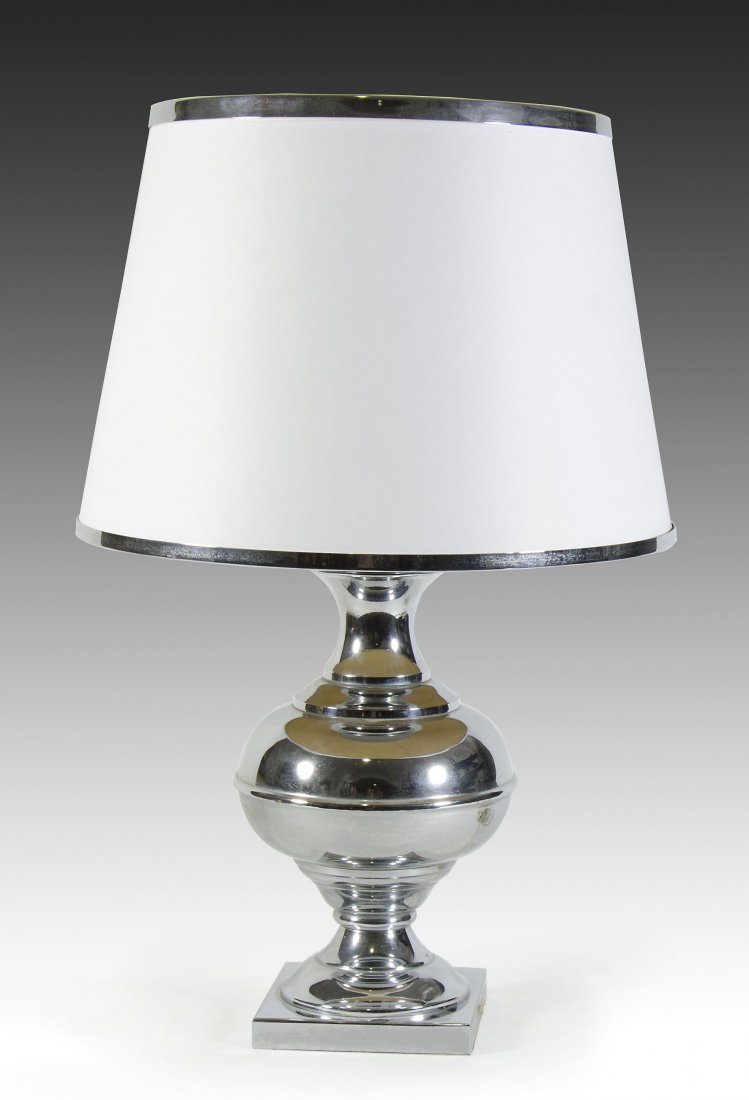 lampada da tavolo cromata: Lampada da tavolo in metallo cromato con paralume. Acquistato da Zinelli & Perizzi Trieste, anni '80. H. cm. 63.